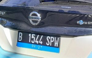 Ganjil Genap交通規制の対象外となる電気自動車のナンバープレートの例